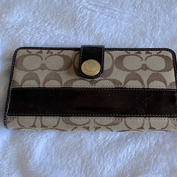 Coach Wallet - Signature Coach with zipper closure multiple credit card holders - Picture 2 of 7